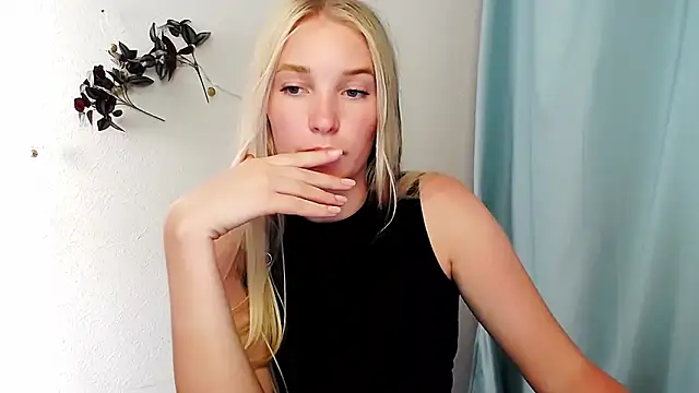 Snapshot of Queen_ofLove chatting on 11, 6, 2026 Queen ofLove online show from 11, 6, 2026