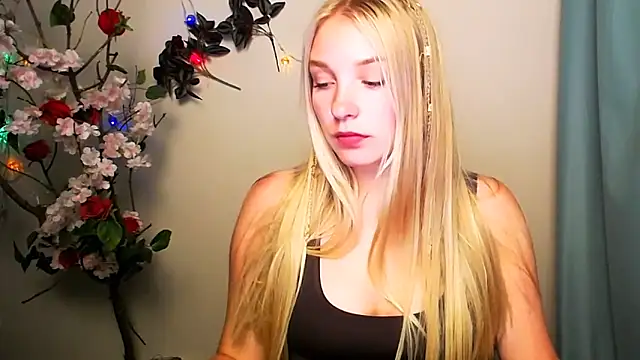 Snapshot of Queen_ofLove chatting on 10, 6, 2026 Queen ofLove online show from 10, 6, 2026