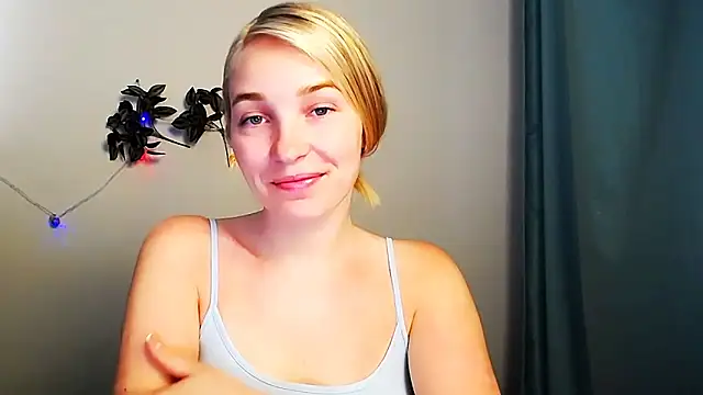 Snapshot of Queen_ofLove chatting on 16, 5, 2026 Queen ofLove online show from 16, 5, 2026
