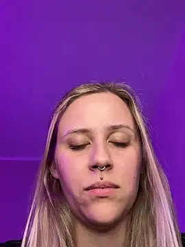 lunawolf21 online show from 4, 3, 2025