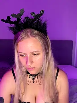 lunawolf21 online show from 10, 10, 2025