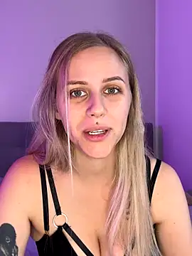 lunawolf21 online show from 5, 11, 2025