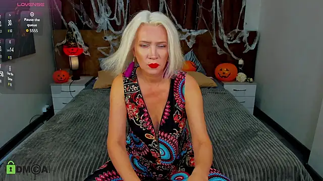 Luna  Lewis online show from 30, 10, 2025