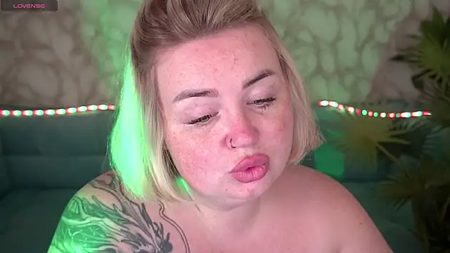 ZaraReignn online show from 16, 10, 2025