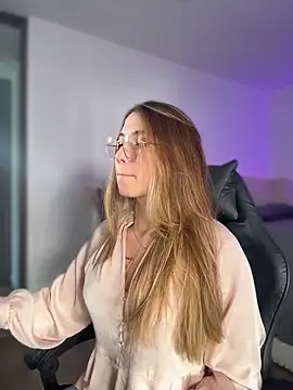 Snapshot of SophieRaily_ chatting on 10, 2, 2026 SophieRaily online show from 10, 2, 2026