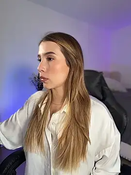 Snapshot of SophieRaily_ chatting on 2, 3, 2026 SophieRaily online show from 2, 3, 2026