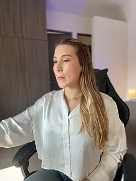 Snapshot of SophieRaily_ chatting on 16, 1, 2026 SophieRaily online show from 16, 1, 2026