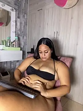 Snapshot of Violetrousse chatting on 11, 6, 2026 Violetrousse online show from 11, 6, 2026
