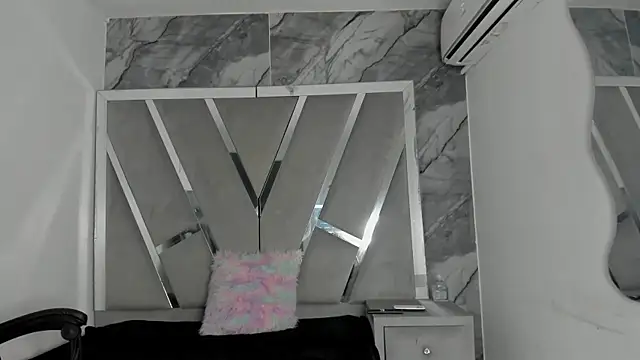Snapshot of Mia_petite01 chatting on 6, 6, 2026 Mia petite01 online show from 6, 6, 2026