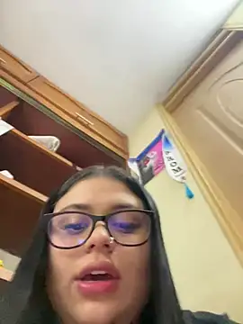 alissonfernandez  online show from 9, 4, 2026