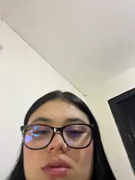 alissonfernandez  online show from 24, 4, 2026