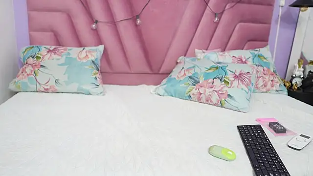 Snapshot of hornybarelylegalgirl chatting on 27, 6, 2026 hornybarelylegalgirl online show from 27, 6, 2026