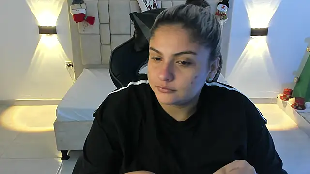 Snapshot of Sienna_Jones chatting on 18, 12, 2024 Sienna Jones online show from 18, 12, 2024