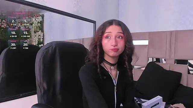 Queenjenn   online show from 1, 2, 2025