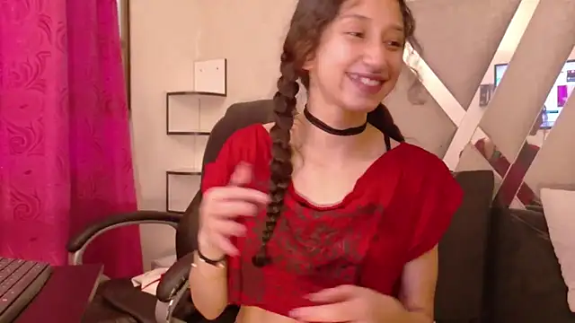 Snapshot of Queenjenn__ chatting on 5, 5, 2026 Queenjenn online show from 5, 5, 2026