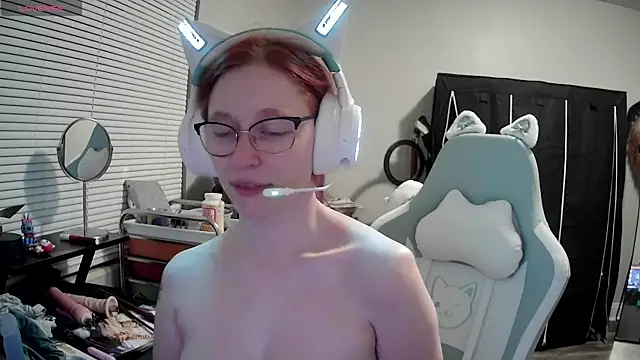 Snapshot of LilyFoxxx chatting on 7, 2, 2025 LilyFoxxx online show from 7, 2, 2025