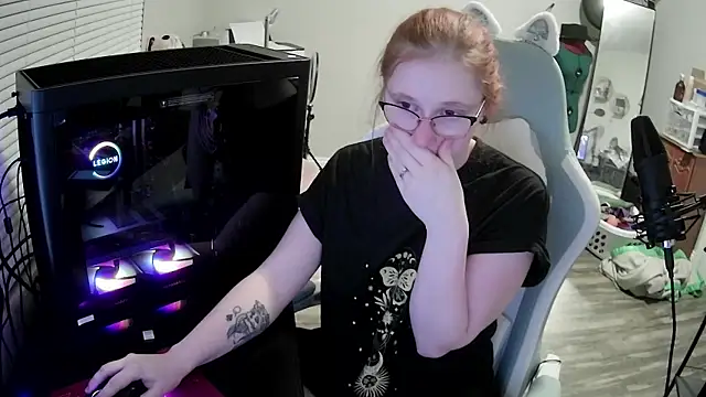 Snapshot of LilyFoxxx chatting on 13, 10, 2025 LilyFoxxx online show from 13, 10, 2025