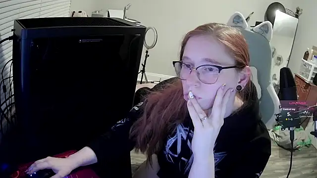 Snapshot of LilyFoxxx chatting on 17, 10, 2025 LilyFoxxx online show from 17, 10, 2025