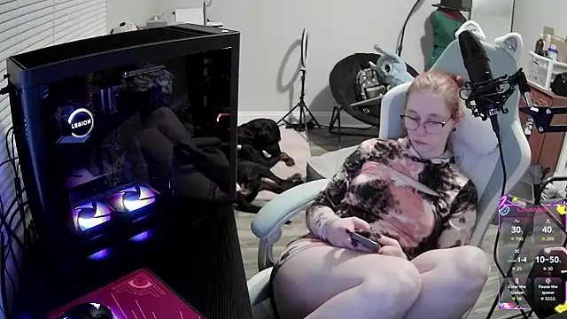 Snapshot of LilyFoxxx chatting on 8, 11, 2025 LilyFoxxx online show from 8, 11, 2025