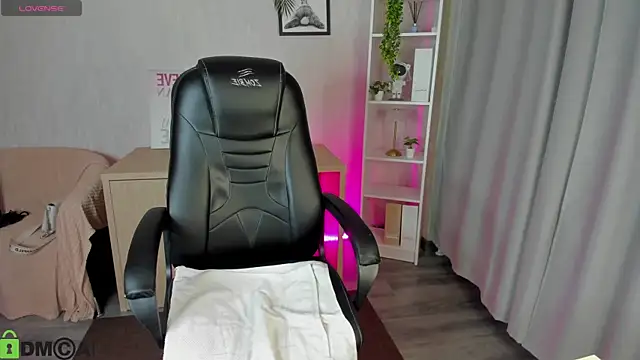 Christy Little online show from 6, 11, 2025