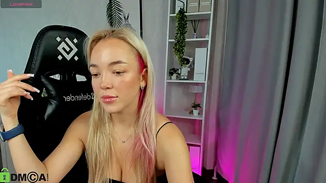 Christy Little online show from 17, 11, 2025