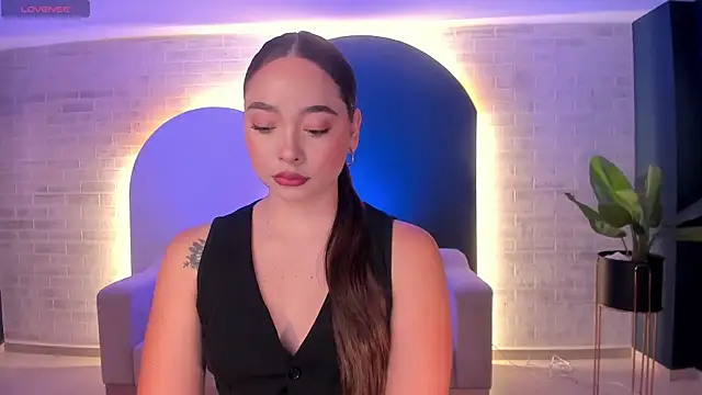 Snapshot of AlinaKravitz chatting on 13, 2, 2026 AlinaKravitz online show from 13, 2, 2026