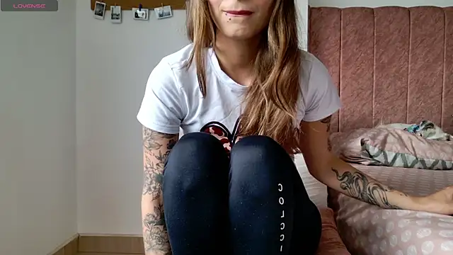 Snapshot of Emmy_petit chatting on 22, 4, 2026 Emmy petit online show from 22, 4, 2026