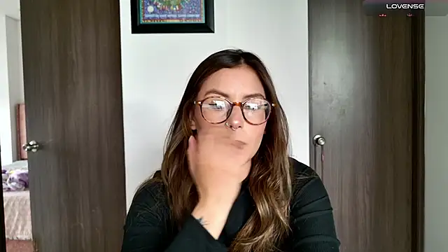 Snapshot of Emmy_petit chatting on 19, 11, 2025 Emmy petit online show from 19, 11, 2025