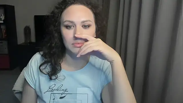 Snapshot of MollyCheiz chatting on 4, 6, 2026 MollyCheiz online show from 4, 6, 2026