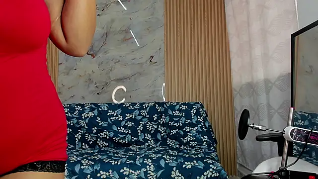 Any topless online show from 28, 11, 2025