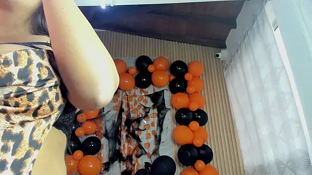 Any topless online show from 1, 11, 2025