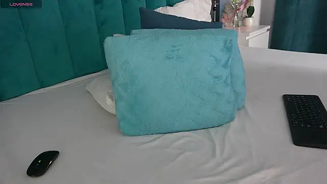 LauraMirage online show from 5, 3, 2025