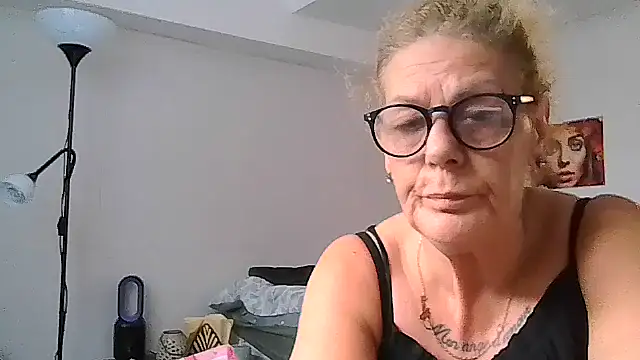 housewife shantie online show from 8, 7, 2026