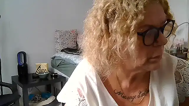 housewife shantie online show from 10, 7, 2026