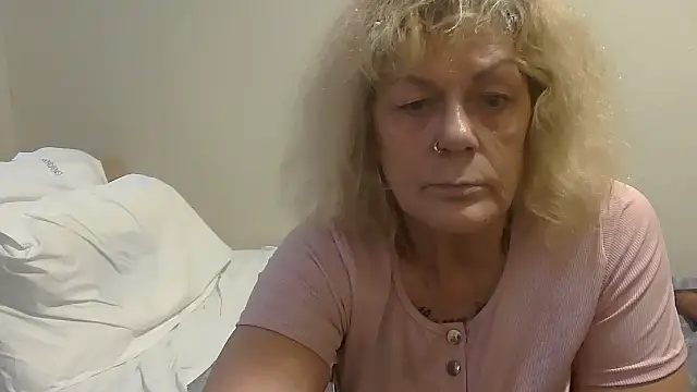 housewife shantie online show from 28, 9, 2025