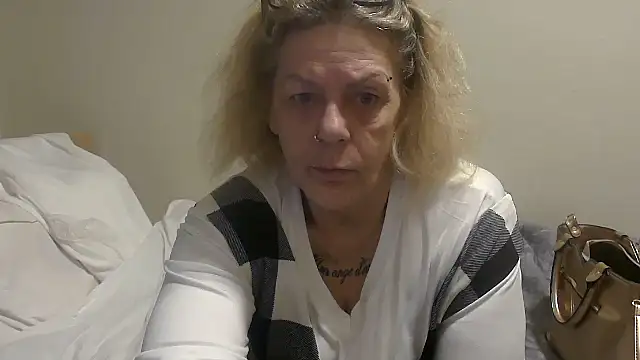 housewife shantie online show from 10, 10, 2025