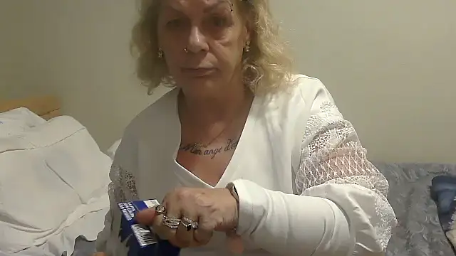 housewife shantie online show from 8, 10, 2025