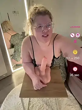 Snapshot of CurvyAnonymousGirl89 chatting on 17, 7, 2026 CurvyAnonymousGirl89 online show from 17, 7, 2026
