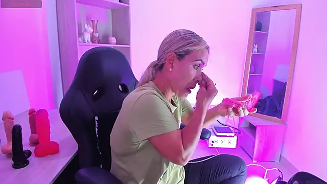 Evangeline johns online show from 4, 11, 2025