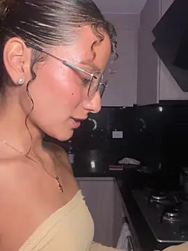 varenkaivanova 22 online show from 12, 3, 2025