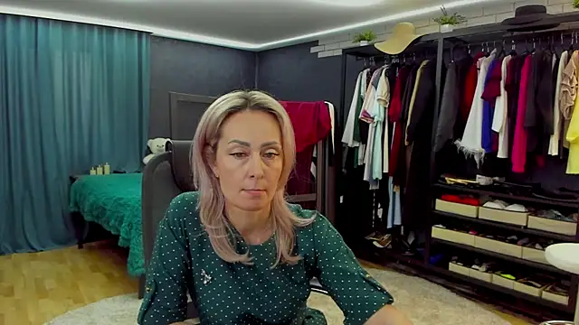 Julia Cherry  online show from 4, 4, 2026