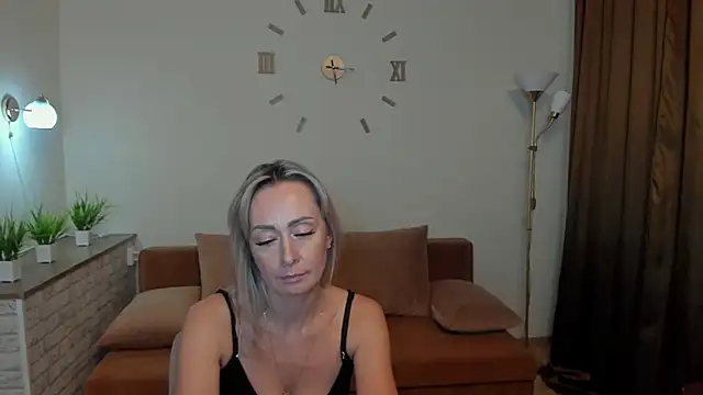 Julia Cherry  online show from 31, 1, 2025