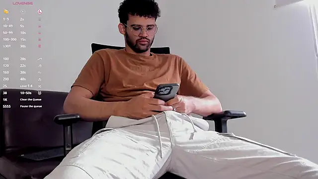 Snapshot of andrewChris_ chatting on 28, 10, 2025 andrewChris online show from 28, 10, 2025