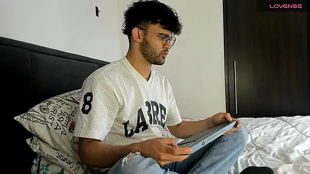 Snapshot of andrewChris_ chatting on 31, 12, 2024 andrewChris online show from 31, 12, 2024