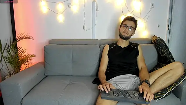 Snapshot of andrewChris_ chatting on 14, 1, 2025 andrewChris online show from 14, 1, 2025