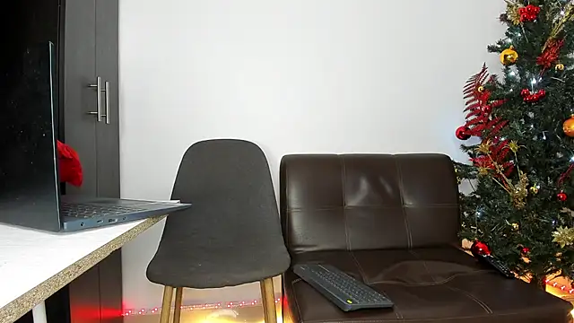 Snapshot of andrewChris_ chatting on 27, 11, 2025 andrewChris online show from 27, 11, 2025