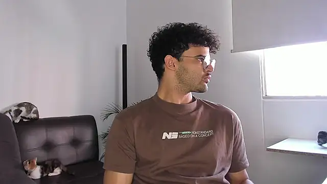 Snapshot of andrewChris_ chatting on 5, 11, 2025 andrewChris online show from 5, 11, 2025