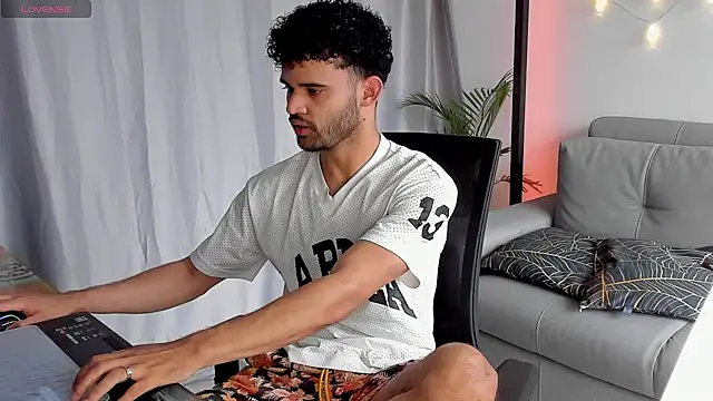 Snapshot of andrewChris_ chatting on 26, 2, 2025 andrewChris online show from 26, 2, 2025