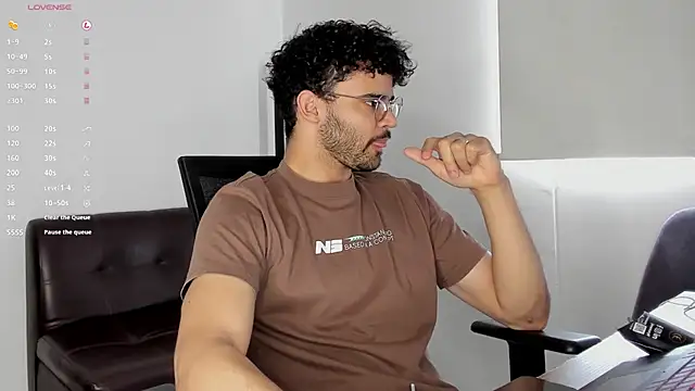 Snapshot of andrewChris_ chatting on 27, 10, 2025 andrewChris online show from 27, 10, 2025