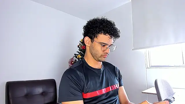 Snapshot of andrewChris_ chatting on 27, 11, 2025 andrewChris online show from 27, 11, 2025